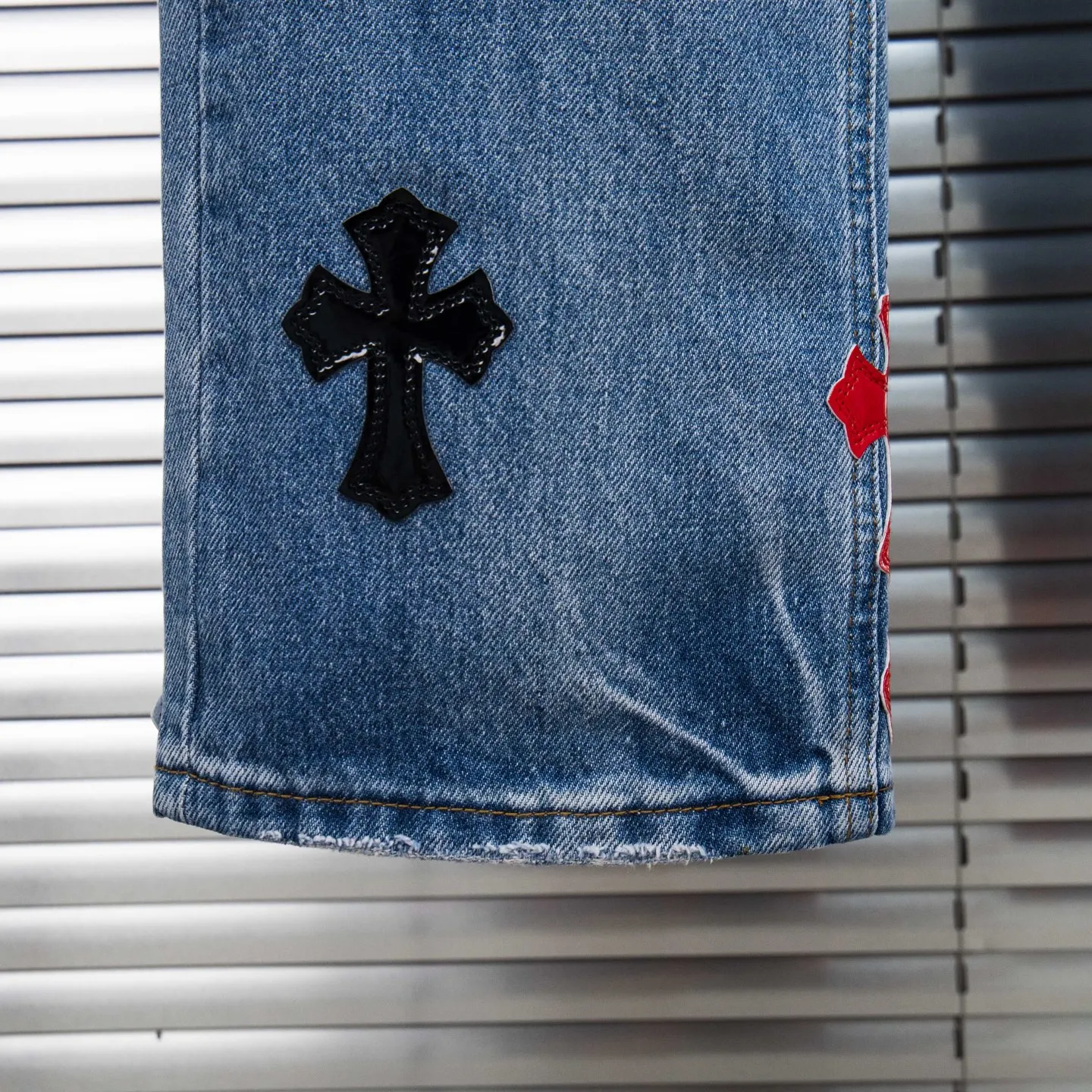 P290 high version Chrome Hearts blue denim with red black panther pattern multi-leather jeans. CH jeans need to be washed and then disassembled and hand-stitched with sheepskin cross leather and then spliced ​​together. The whole piece has too many craftsmanship to explain, patchwork cross pattern embellishment, high-waisted washed jeans! ! Absolutely high-end luxury products, god-level single products and super popular products, made with top heavy industry, a must-see magic weapon. Customized hardware. The fabric is thick and soft after washing. It has good breathability. Customized small leather label. Unique design. The details are simple and elegant, and the workmanship is exquisite. The entire trousers are neatly routed and the details are in place! It’s so cool that both men and women can easily control the genderless trend! Style number: 1799# Color: blue Size: 28 30 32 34 36